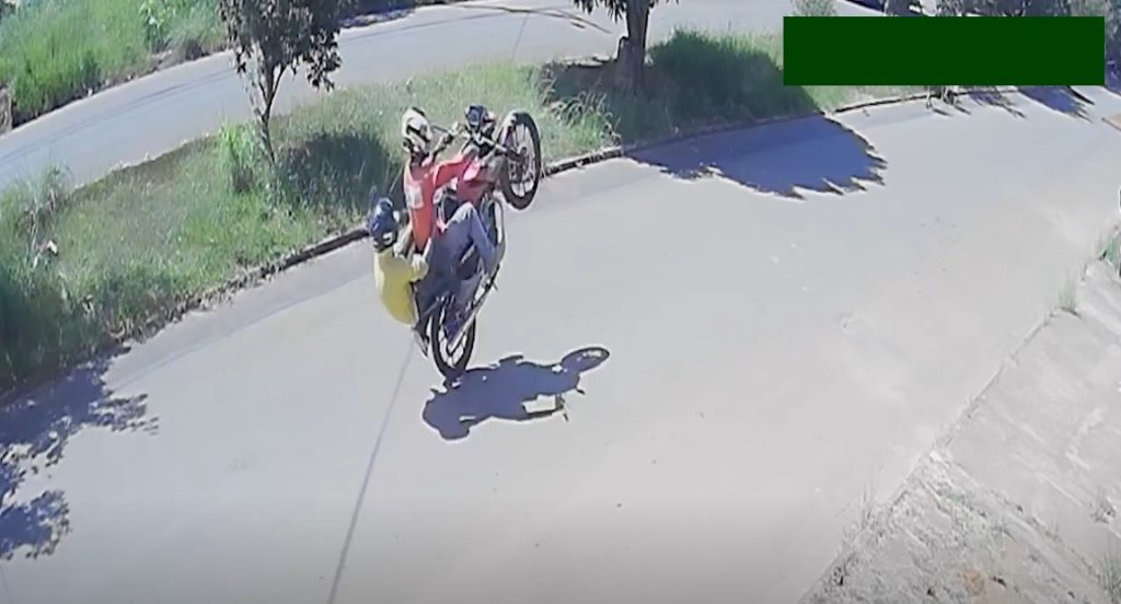 Motociclista em manobra perigosa
