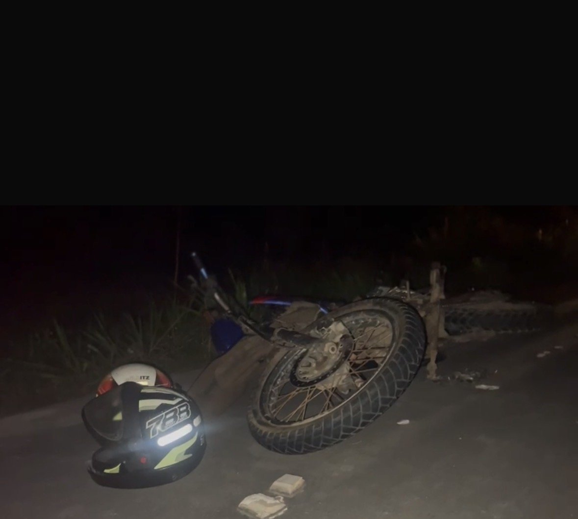 Foto do acidente na rodovia AM-070 envolvendo motocicleta e carro
