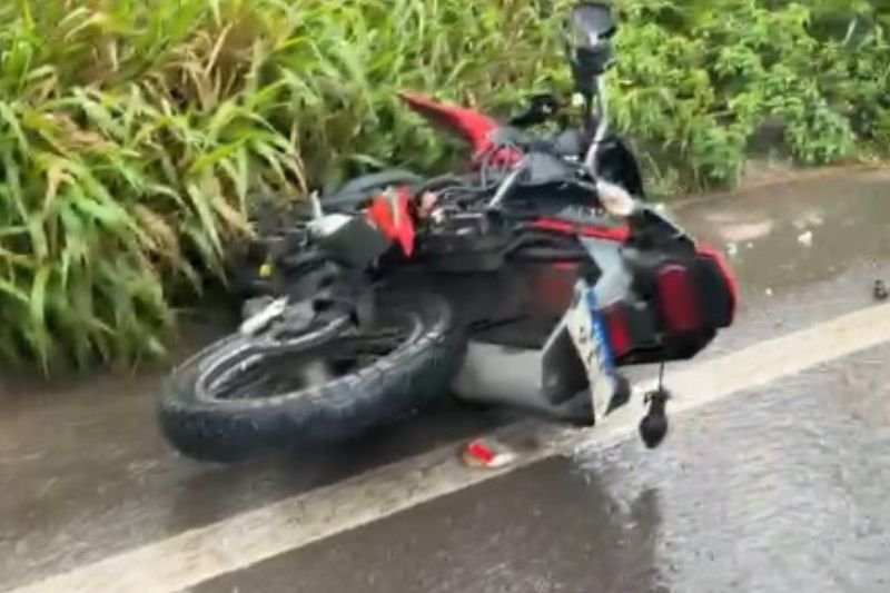 imagem de motocicleta após acidente na BR-174