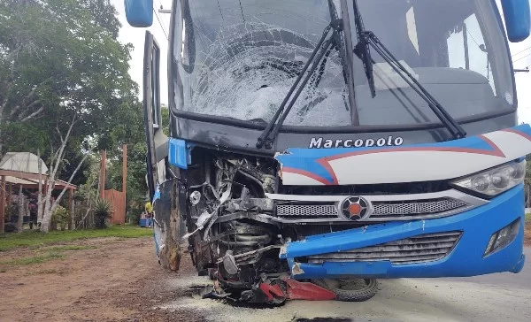 Acidente na rodovia AM-010 envolvendo ônibus e motocicleta