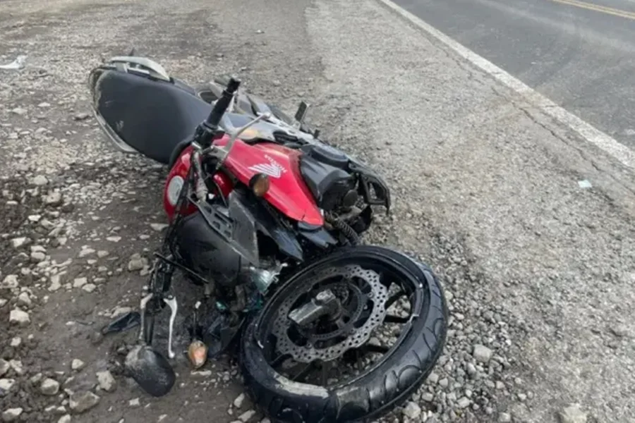 imagem do acidente entre motociclista e caminhonete na BR-282 em santa catarina