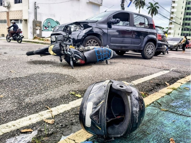 motociclista ferido após acidente com fiat uno na zona sul de manaus