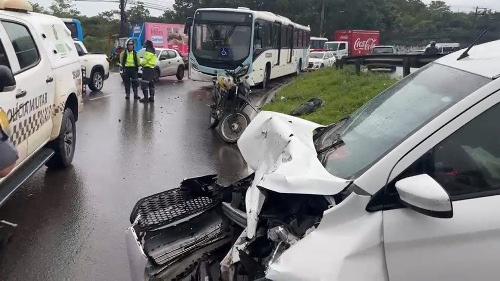 motorista colidindo com onibus na avenida max teixeira em manaus