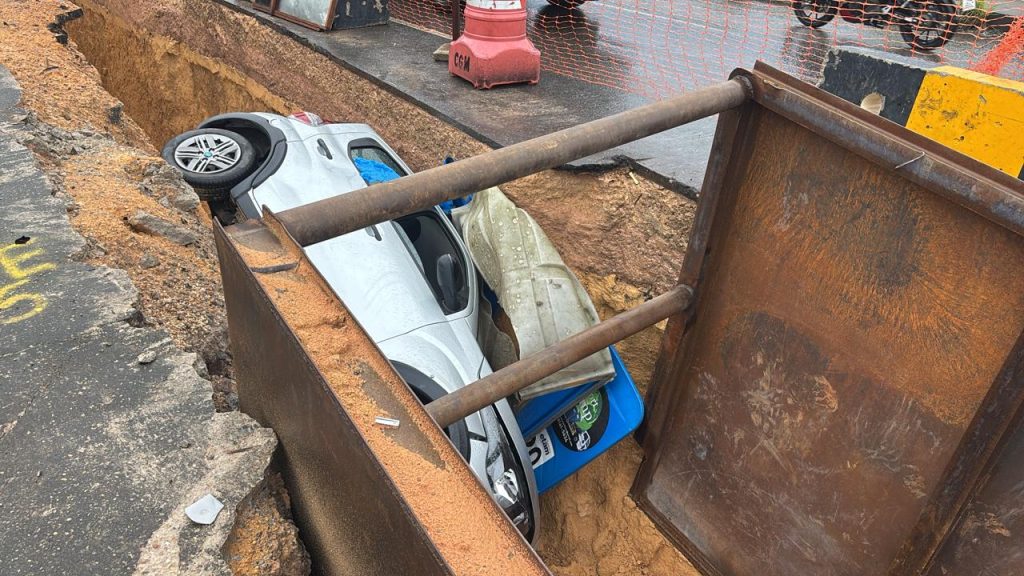 motorista perde controle e cai em vala durante chuva na Avenida Margarita em Manaus