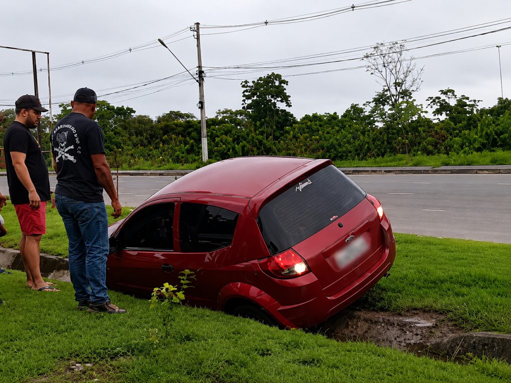 motorista perdeu o controle do veículo e colidiu no canteiro central da avenida do turismo