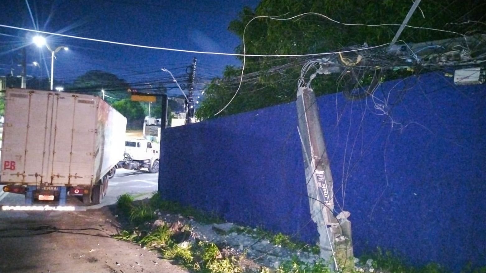 caminhão colidindo com poste de iluminação pública em manaust