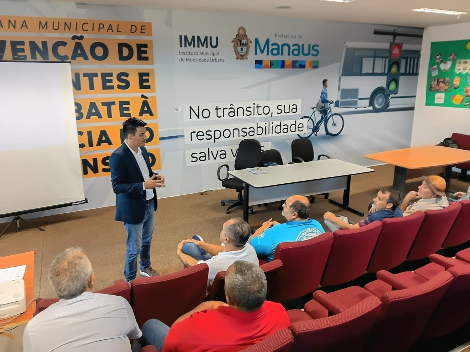 Prefeitura de Manaus capacita motoristas do transporte complementar em Maio Amarelo