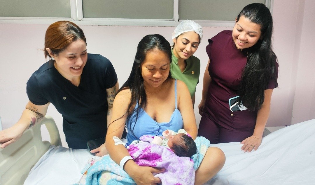 mãe e bebê após parto inesperado no SPA Zona Sul em Manaus