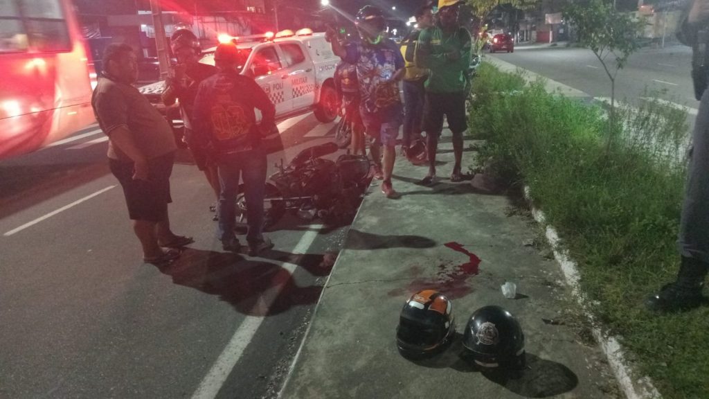 Acidente de trânsito na Avenida Autaz Mirim envolvendo pedestre e motociclista