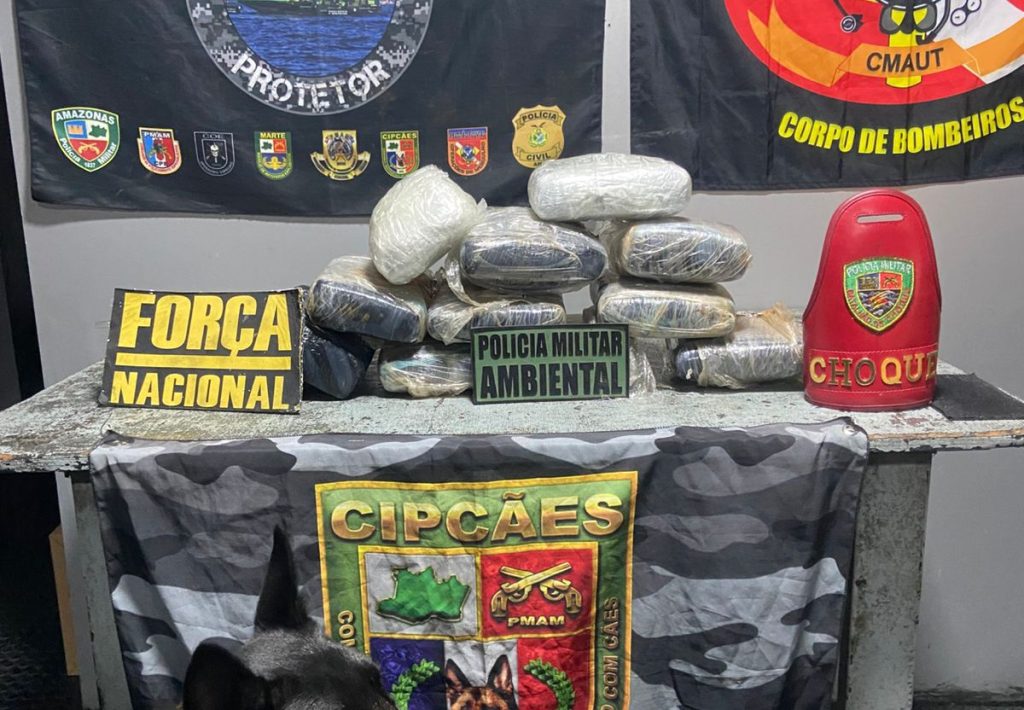 jovem presa com maconha skunk na base fluvial