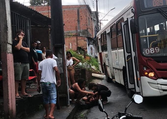 Mulher sendo socorrida após ser atropelada por ônibus na zona leste de Manaus