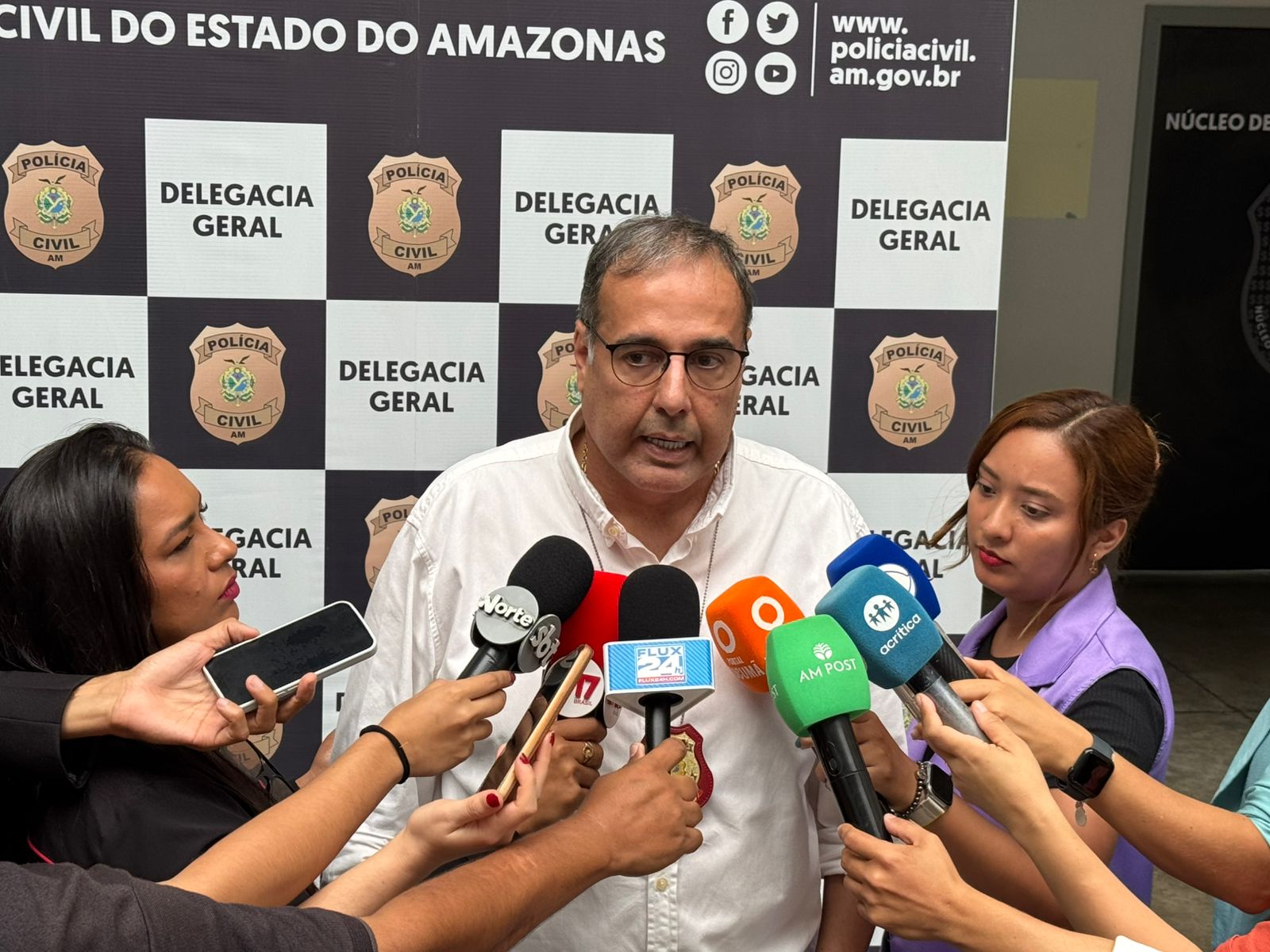 Imagem de uma mulher investigada por fraudes em clínicas de estética
