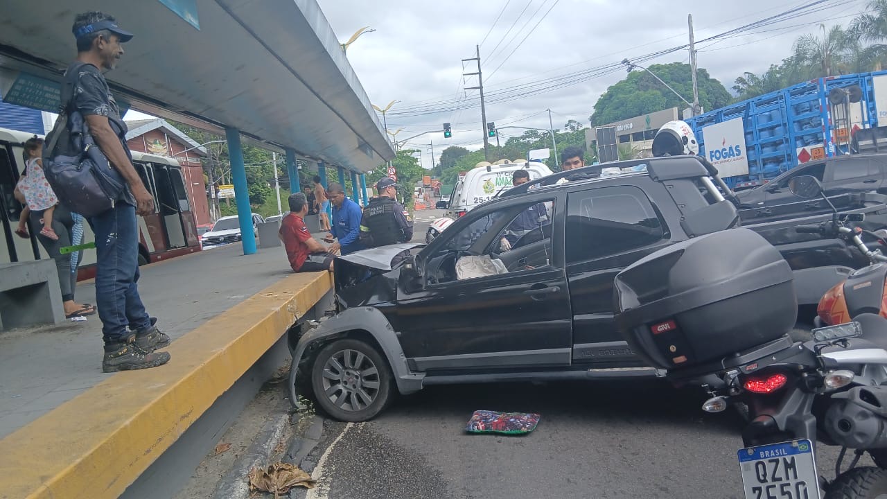 Acidente de carros na Alameda Cosme Ferreira em frente ao Hospital João Lúcio