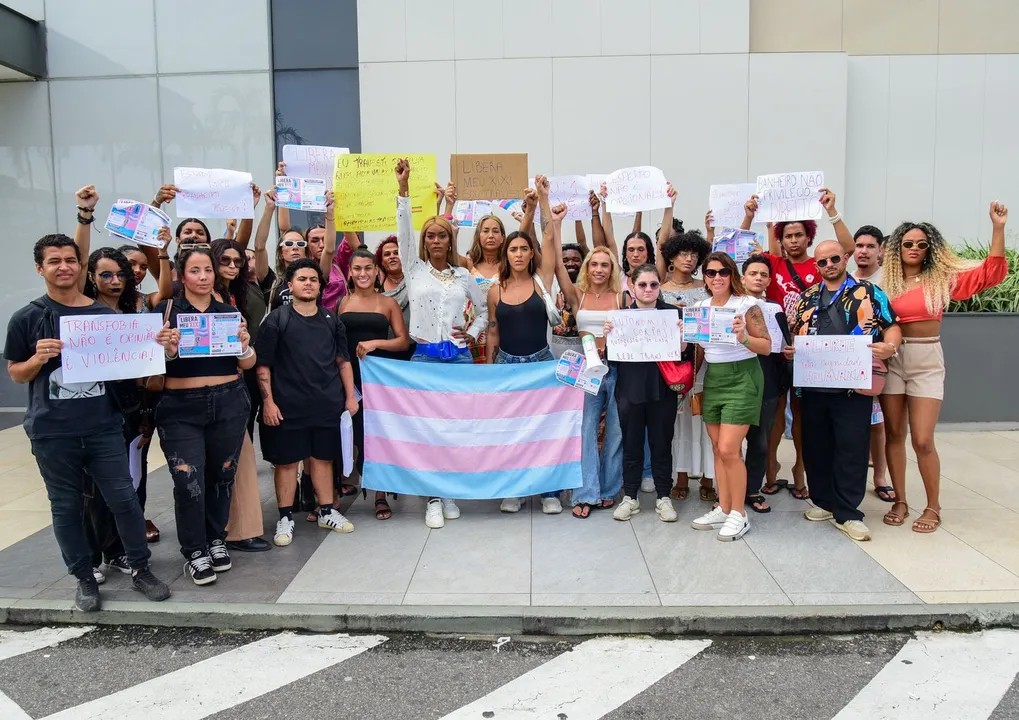 protesto de mulheres trans no shopping com cartazes