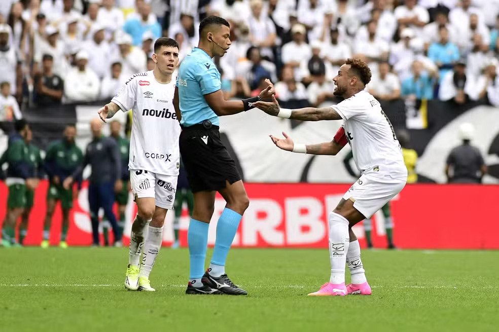 Neymar discutindo com a arbitragem durante a partida Santos e Coritiba