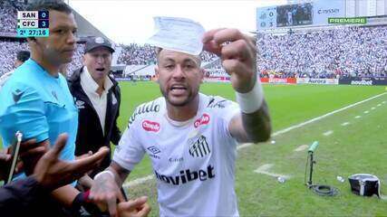 Neymar discutindo com a arbitragem durante a partida Santos e Coritiba