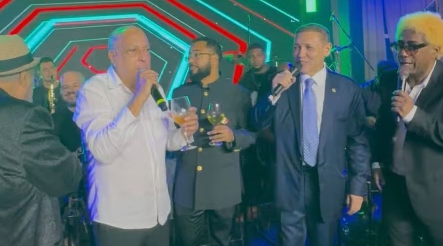Kassio Nunes Marques canta em festa de posse ao lado de artistas em Brasília