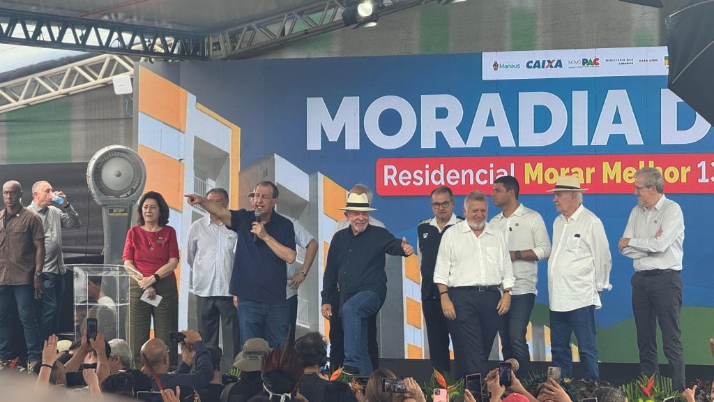 Foto de Omar Aziz criticando Bolsonaro durante evento em Manaus