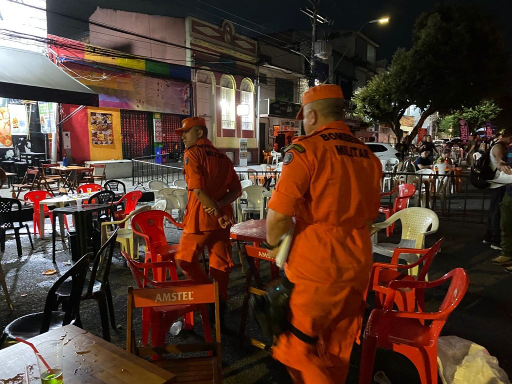 Equipes de fiscalização removendo mesas e cadeiras de calçada no Centro de Manaus durante operação noturna.