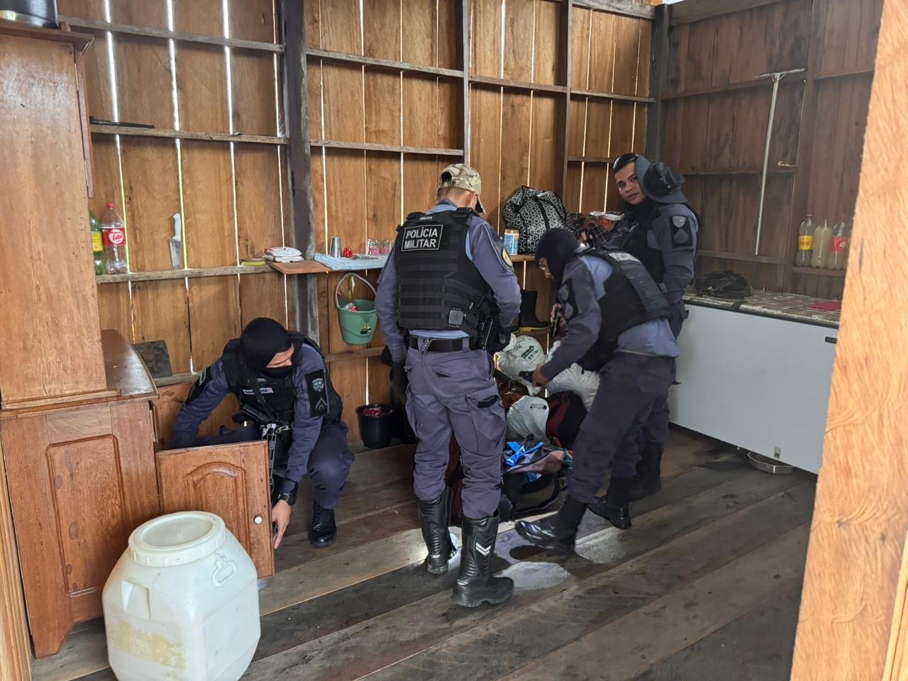 Imagem de operação policial em Beruri com apreensão de drogas e armas.