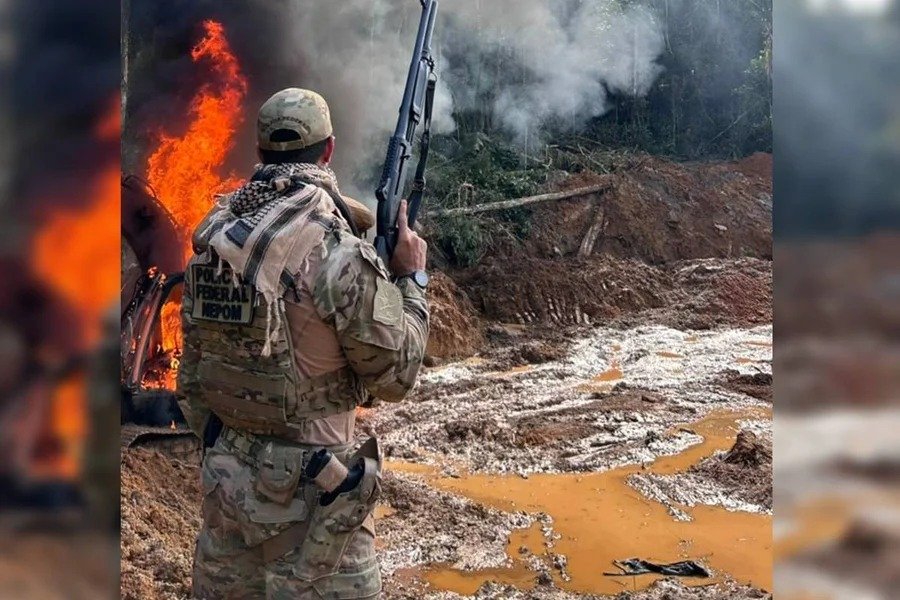 Máquinas destruídas durante operação contra garimpo ilegal no Parque Nacional do Mapinguari