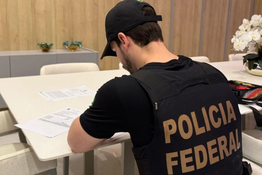 Polícia Federal realizando operação contra fraudes em aposentadorias do INSS