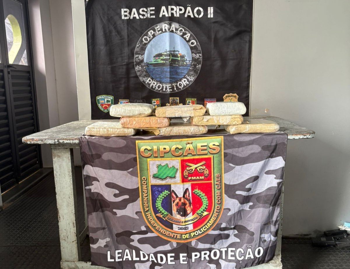 Polícia militar apreendendo skunk em embarcação durante operação em Coari