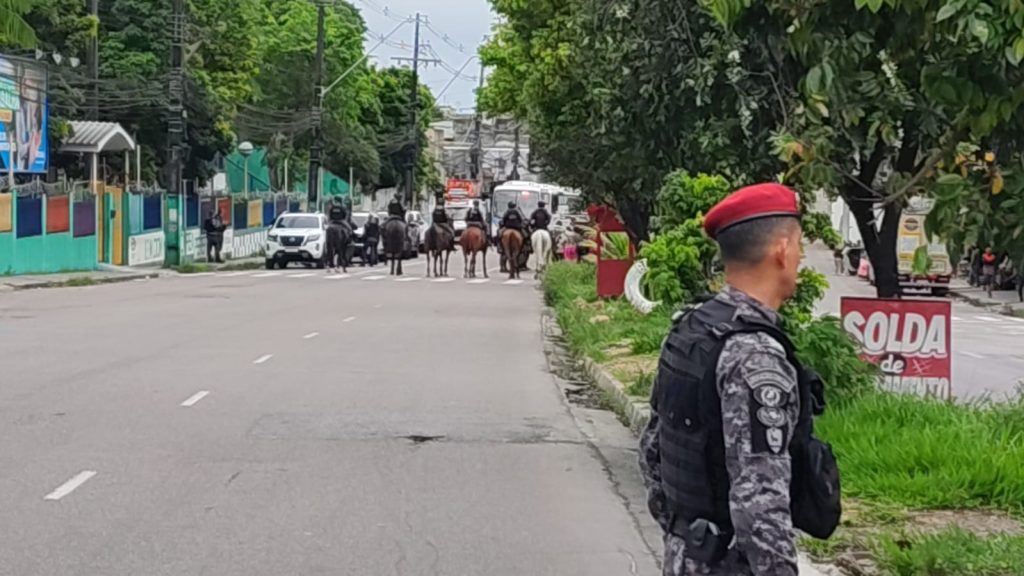 Transferência de policiais militares em Manaus durante operação