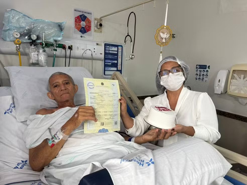 Paciente com câncer realizando casamento no hospital em Manaus