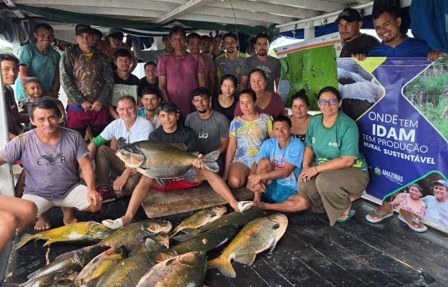 pescadores realizando atividades de pesca na RDS Amanã