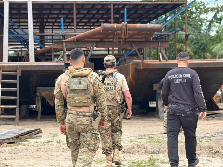 imagem do estaleiro clandestino usado para construção de dragas no rio negro