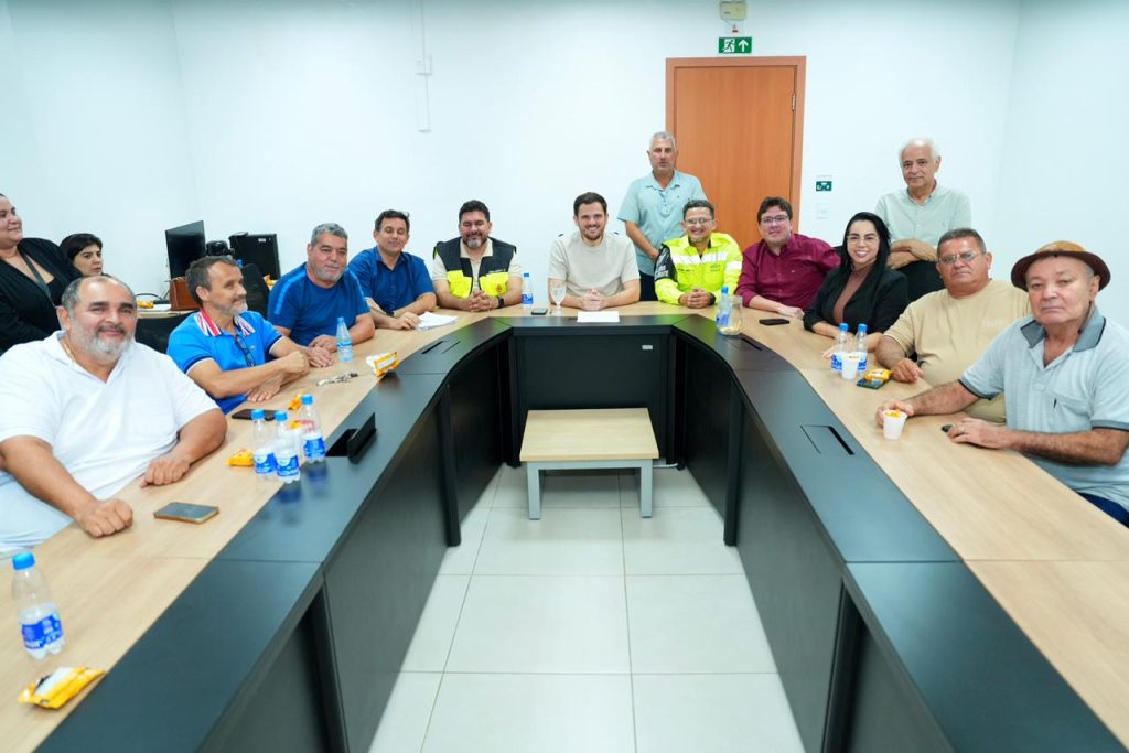 Prefeito Renato Junior e equipe do IMMU durante reunião com permissionários do transporte