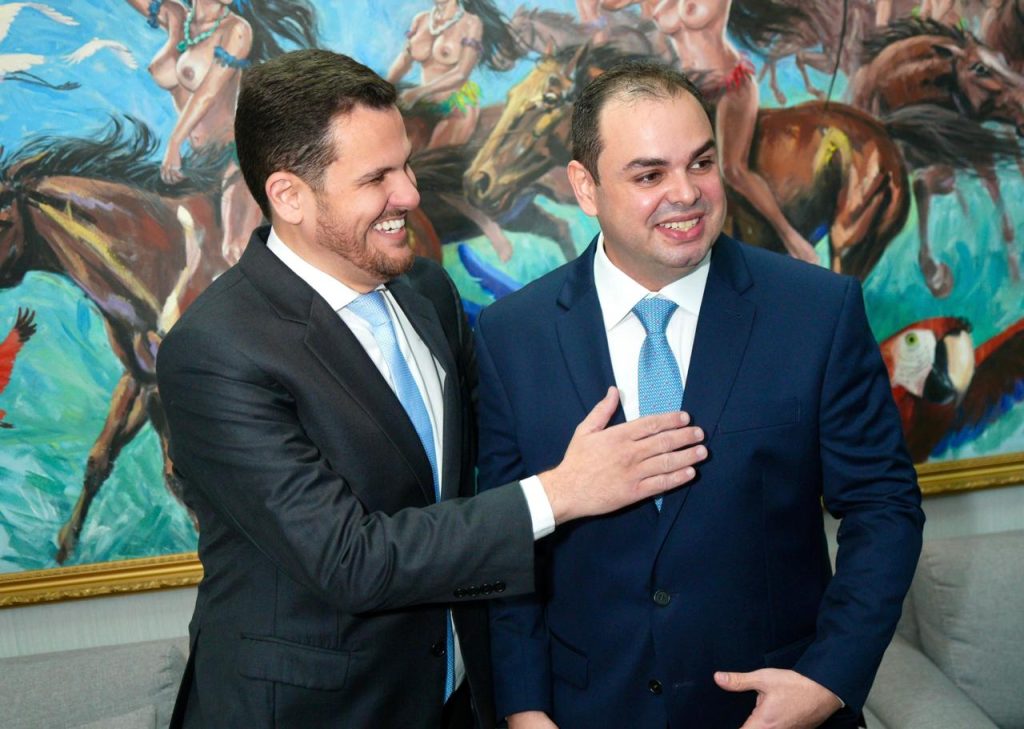 Foto de Renato Junior e Roberto Cidade durante cerimônia de posse