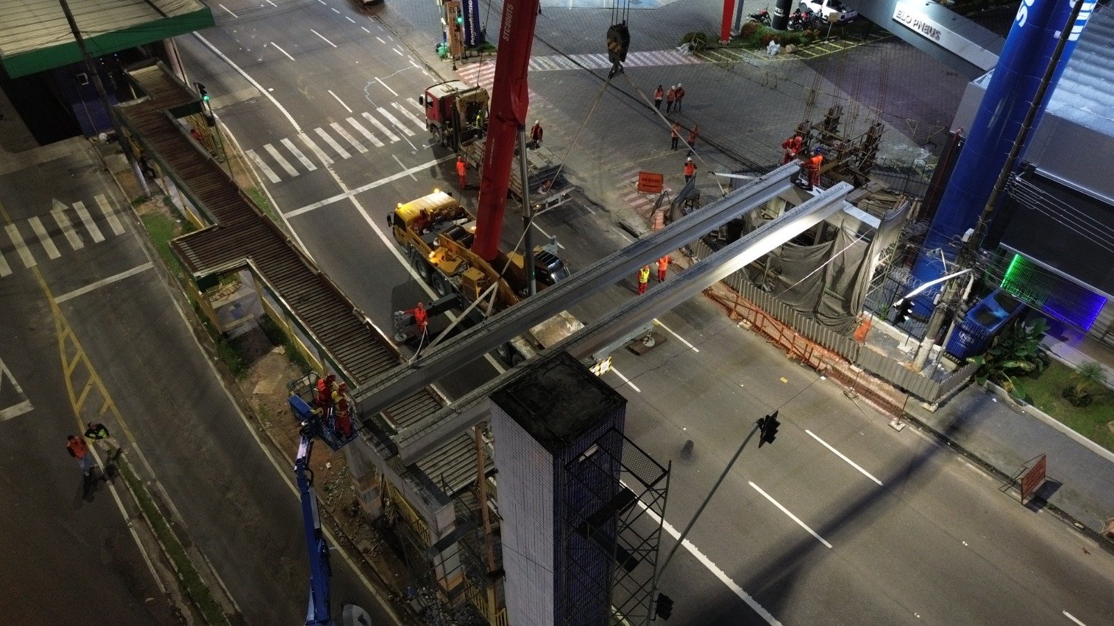 Implantação da nova passarela na avenida Torquato Tapajós em Manaus