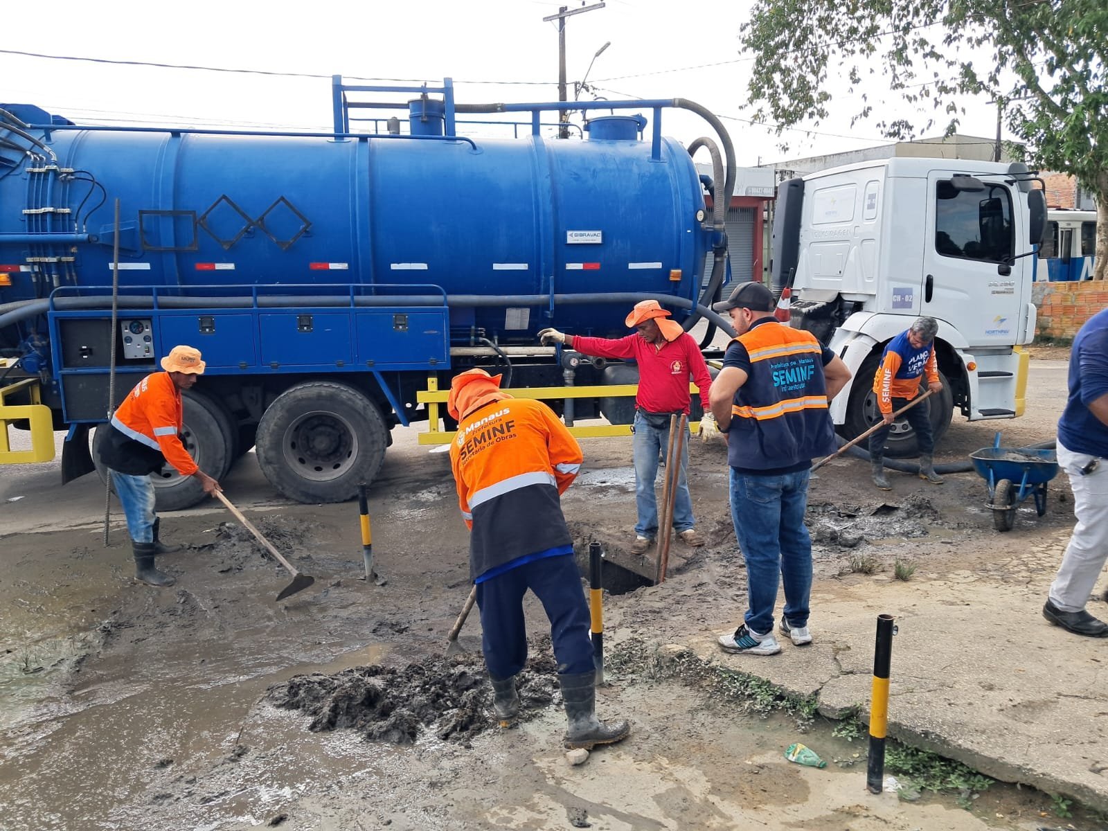 operação de limpeza e desobstrução da rede de drenagem em manaus