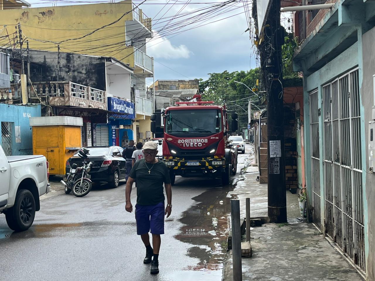equipe da prefeitura de manaus atuando em incêndio no bairro são jorge