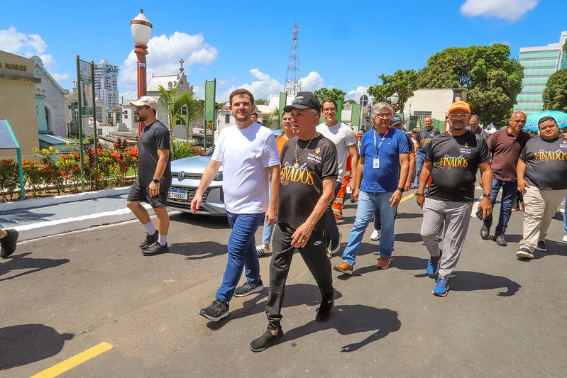 Prefeito Renato Junior durante visita aos cemitérios de Manaus no Dia das Mães