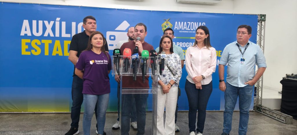 Entrega de cartões do Auxílio Estadual para mulheres em Manaus