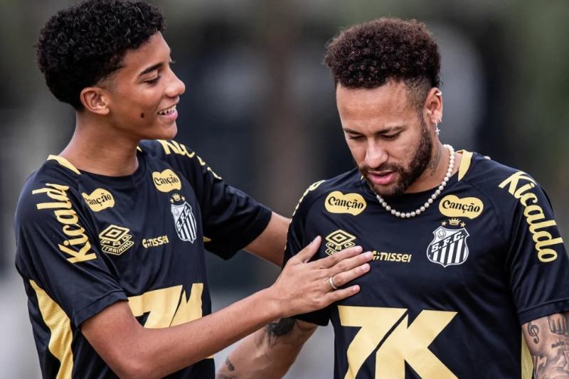 Treino do Santos FC com Neymar e Robinho Jr. discutindo