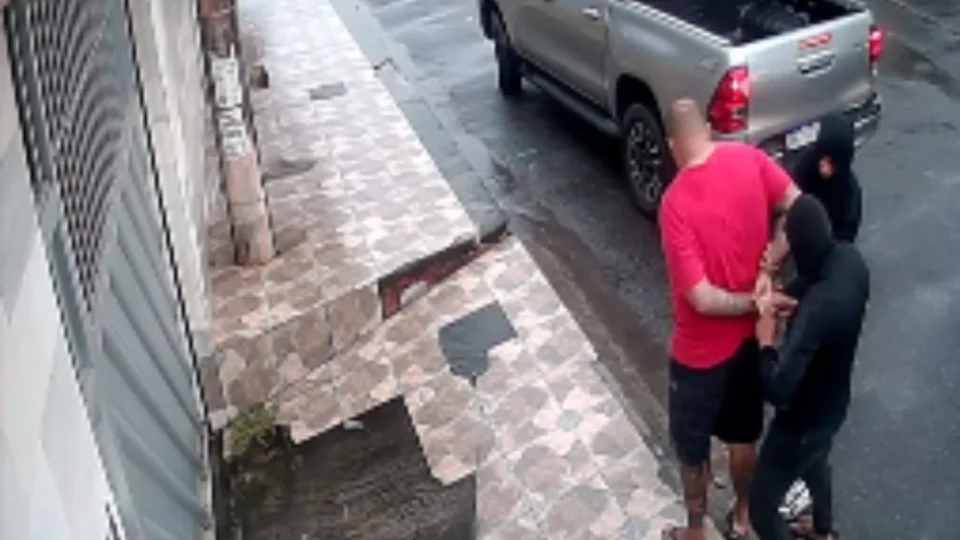 Imagem de câmeras de segurança registrando o sequestro relâmpago em Manaus