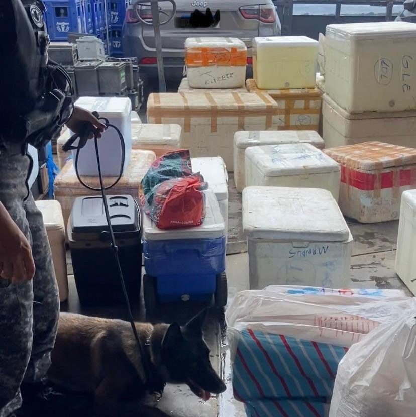 Foto da operação de apreensão de maconha em embarcação