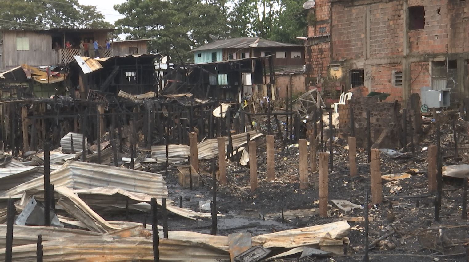 Famílias afetadas por incêndio no Beco Jacaré, bairro São Jorge em Manaus