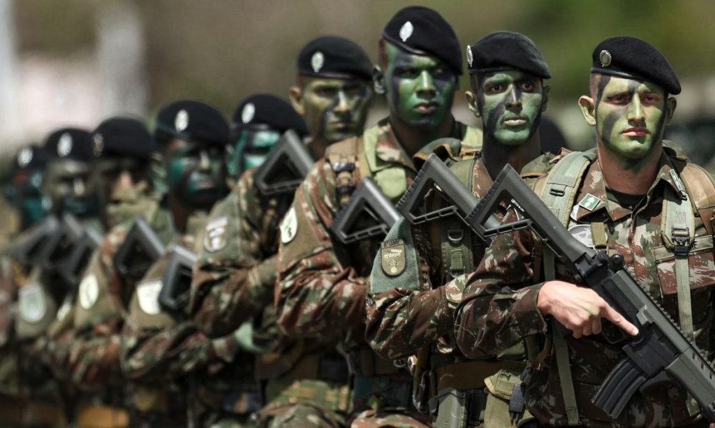 jovens esperando alistamento militar em 2026