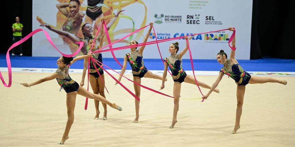 seleção brasileira juvenil de ginástica rítmica em apresentação cultural