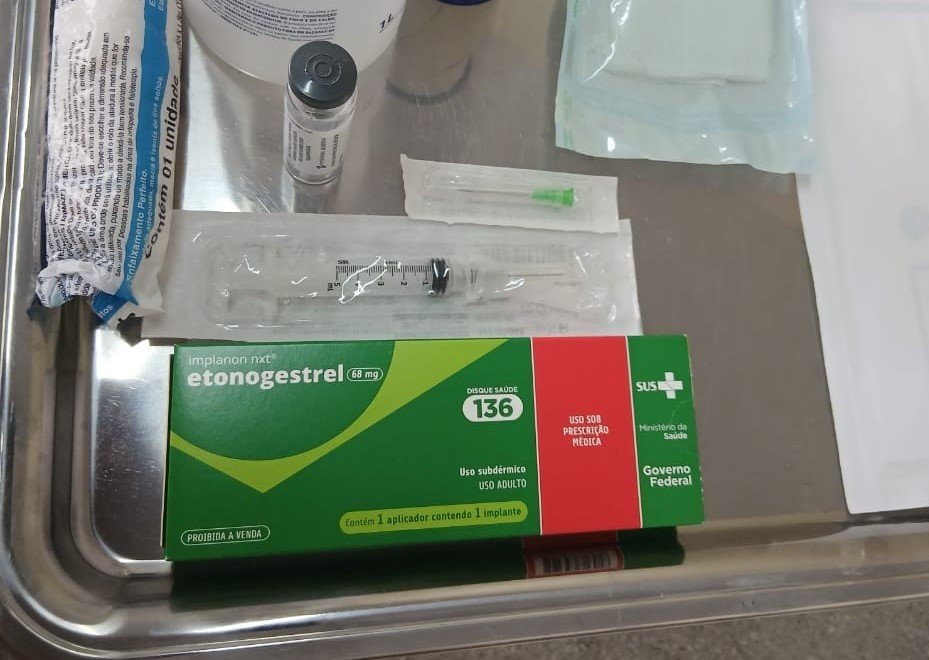 implante contraceptivo subdérmico em consulta de saúde