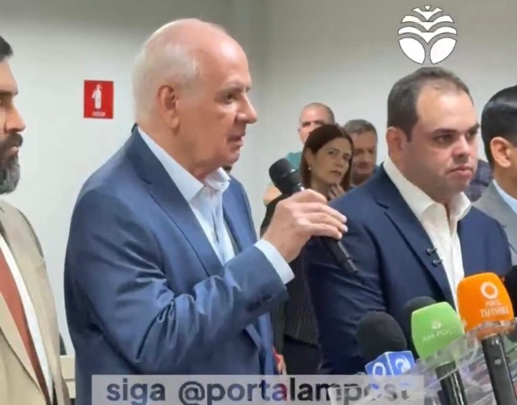 Coletiva de Serafim Corrêa abordando economia no governo do Amazonas