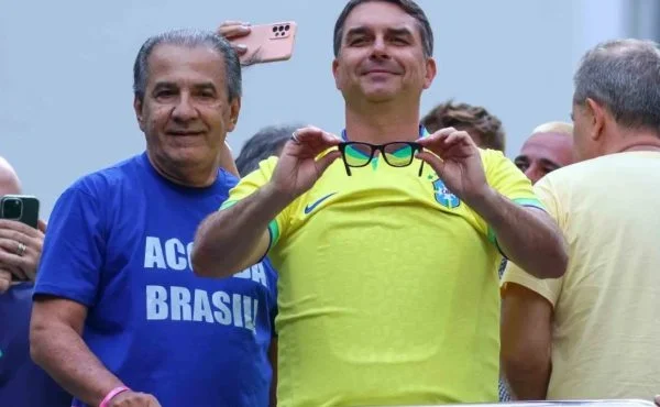 Silas Malafaia defendendo Flávio Bolsonaro nas redes sociais