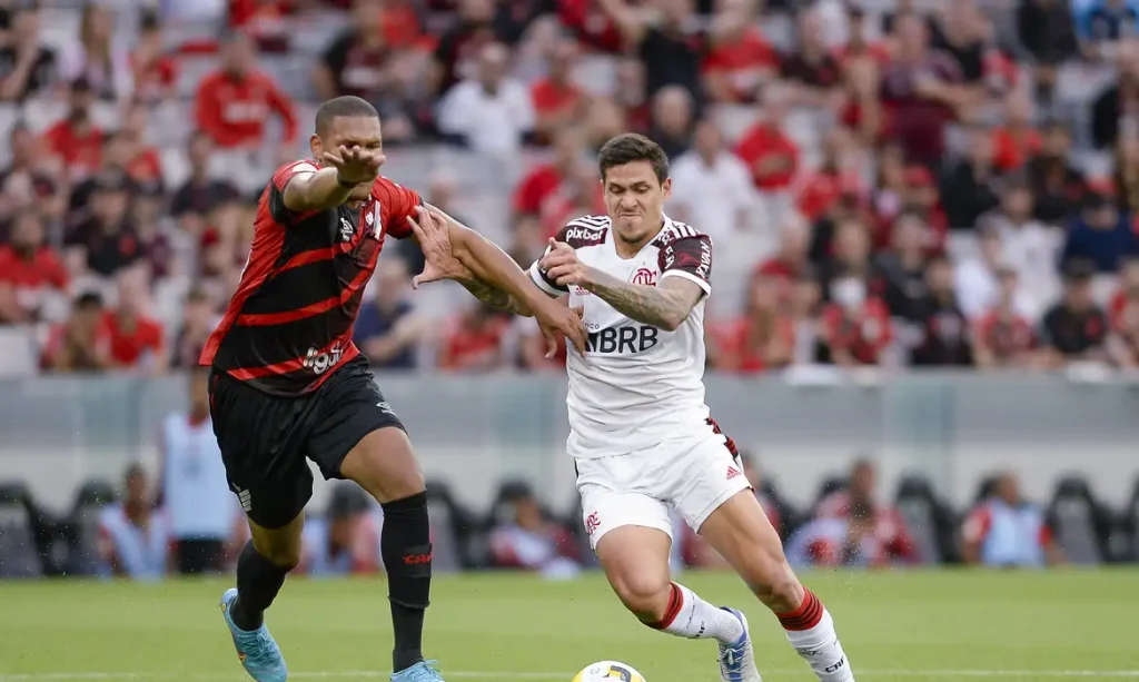 Flamengo e Athletico-PR em jogo pelo Brasileirão na Arena da Baixada com Carlo Ancelotti como espectador