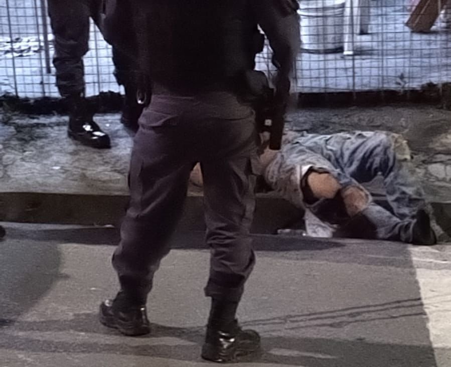 homem sendo agredido por moradores após suspeita de arrastão