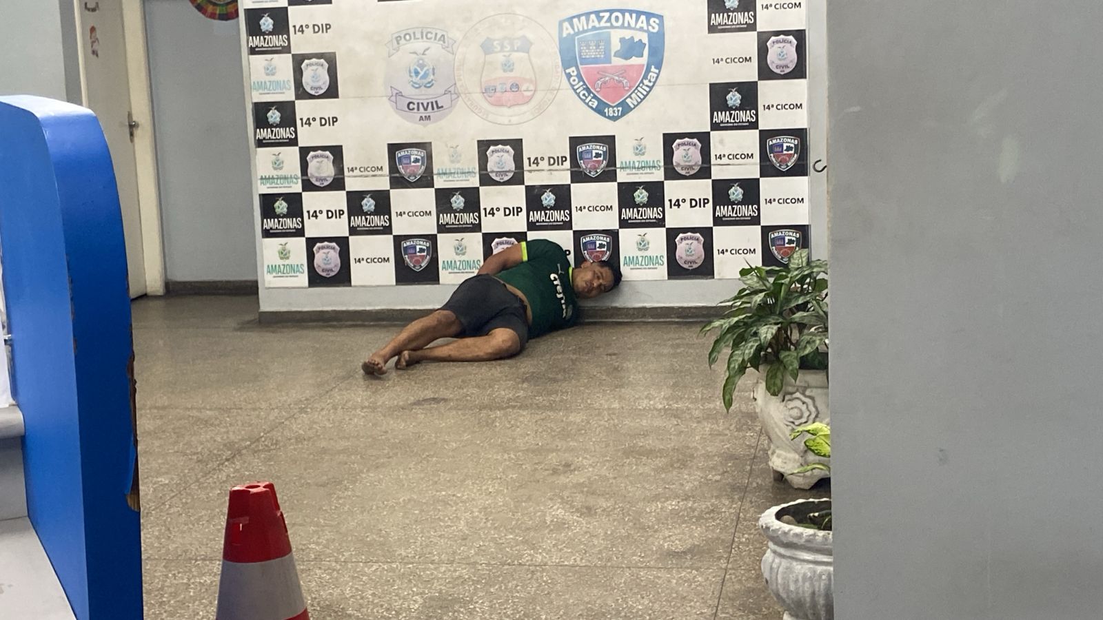 Homem causando destruição em loja de móveis em Manaus